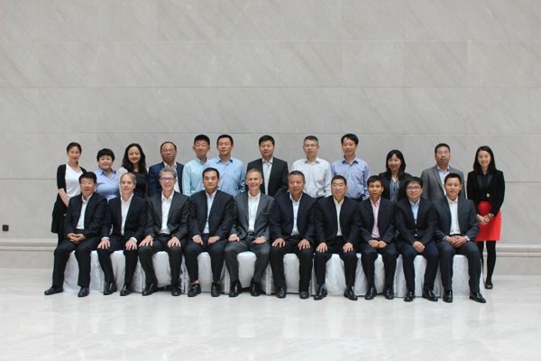 中美公共交通清洁技术圆桌会与会嘉宾合影.jpg