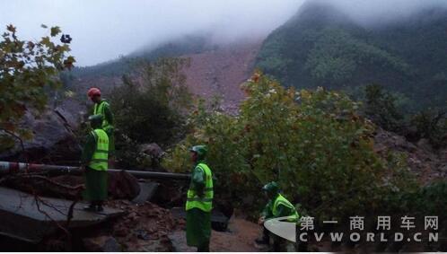 浙江遂昌发生山体滑坡 应急抢险人员正在抢修公路.jpg