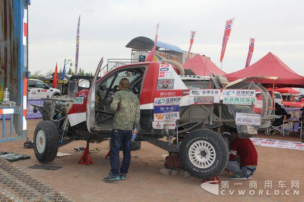 比赛途中因恶劣路况而损坏的某车队赛车.JPG