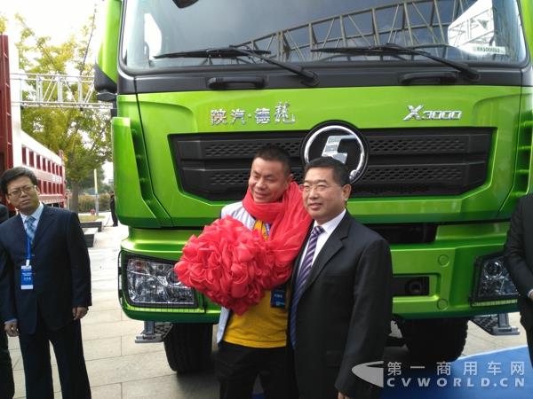 陕汽董事长为用户代表授花.jpg