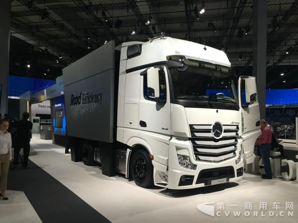 奔驰 Actros 4×2 公路高效牵引车，480马力 2.jpg