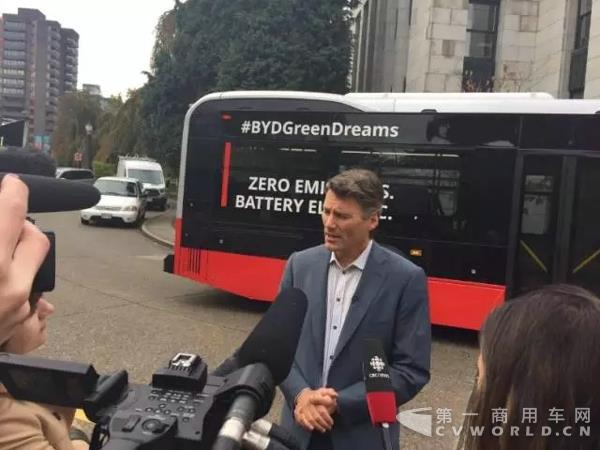 市长先生对媒体宣布，即将与比亚迪携手共同开启电动公交计划.webp.jpg