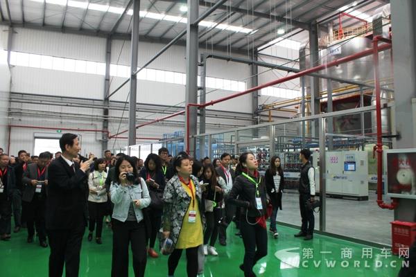 与会宾客一行参观河北武安银隆新能源产业园-2.jpg