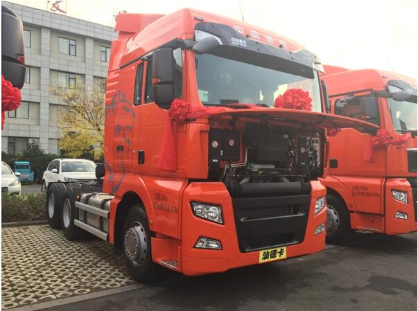 中国重汽汕德卡440马力C7H 6×4牵引车.jpg