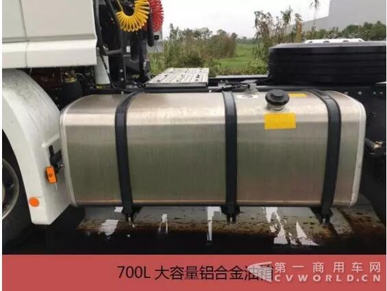 实测自重仅8.1吨 联合卡这款国五6X4牵引车合你心意不？8.jpg