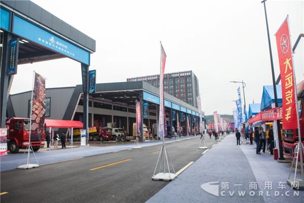 图2：协信汽车公园商用车综合体展区现场.jpg