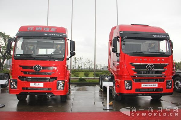 红岩杰卡和全新杰狮畅途版牵引车 (1).jpg