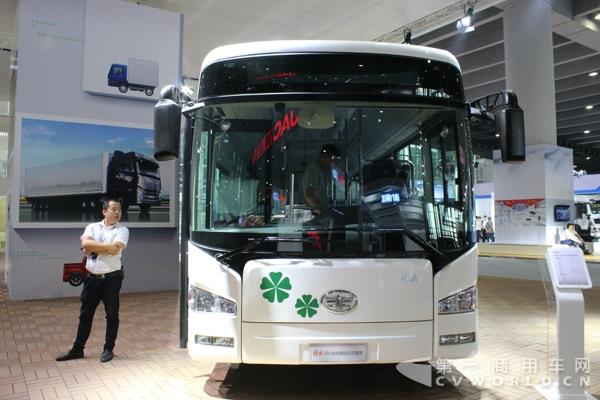 一汽解放展示的10.5米PHEV插电式混合动力城市客车 (6).jpg