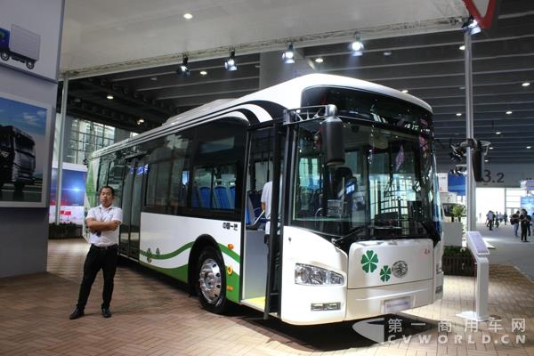 一汽解放展示的10.5米PHEV插电式混合动力城市客车 (5).jpg
