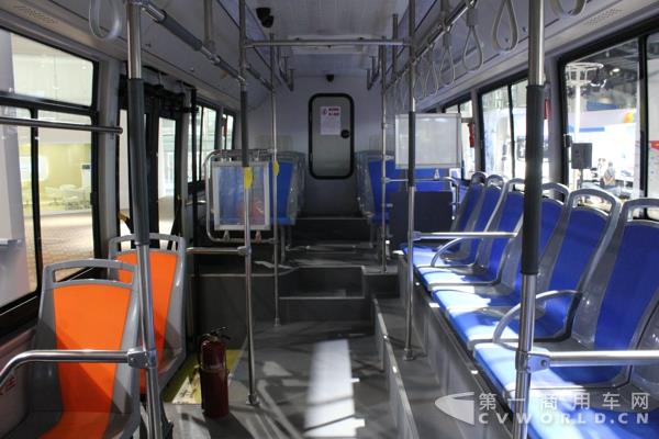 一汽解放展示的10.5米PHEV插电式混合动力城市客车 (7).jpg