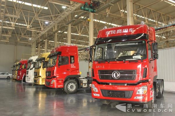 比赛现场清一色的东风天龙展车.jpg