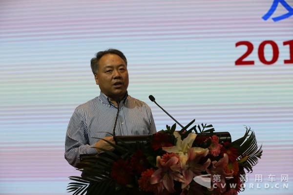 中国公路学会客车分会副秘书长佘振清做客车形势分析.jpg