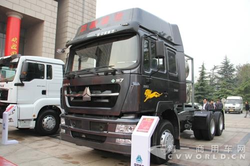 重汽HOKA H7 LNG牵引车 (1).jpg