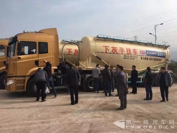 华菱全新一代星马散装水泥车交付用户.jpg