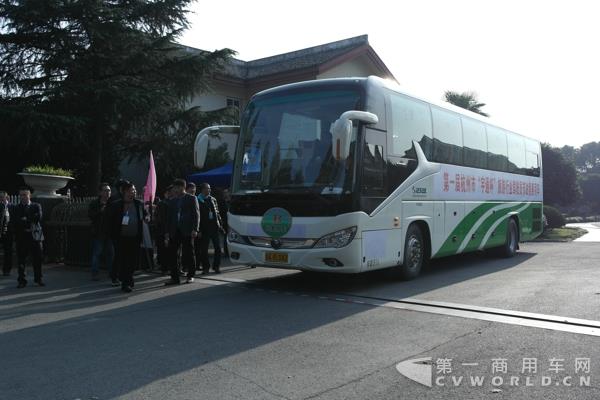选手驾驶比赛车辆出发.jpg