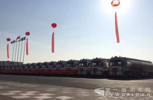 柳汽110辆运输车交付松远物流2.jpg