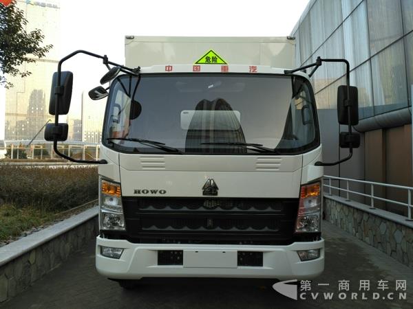 HOWO统帅危险品厢式运输车.jpg