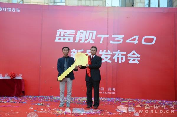 向首位客户交付车钥匙DSC_1387.jpg