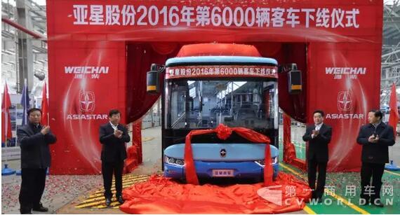 潍柴扬州板块销售超50亿元 今年第6000辆亚星客车下线.jpg