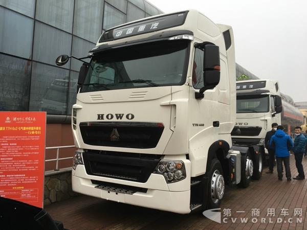 豪沃T7H 6×2 七气囊中桥提升牵车.jpg