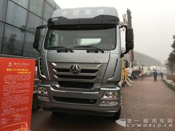 豪瀚J7G 燃气牵引车 2.jpg