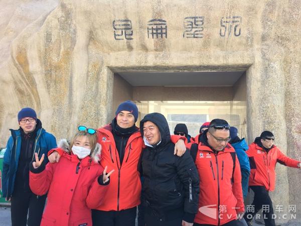 蒙大将军陈龙与车迷合影.jpg