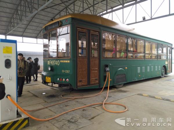 正在充电的银隆纯电动铛铛车.jpg