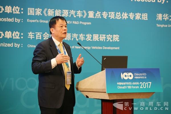南京金龙客车制造有限公司董事长黄宏生做主题演讲.jpg