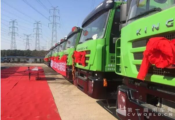 新春开门红，上海批量交付红岩新型智能渣土车2.jpg