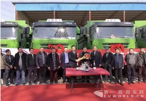 新春开门红，上海批量交付红岩新型智能渣土车3.jpg