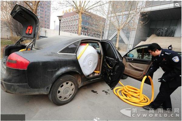 北京警方查获两辆“偷油车”车内可容纳上千斤汽油.jpg