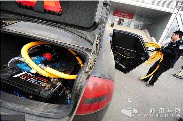 北京警方查获两辆“偷油车”车内可容纳上千斤汽油2.jpg