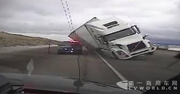 大风天气出行有危险 一美国货车压扁路边警车.jpg