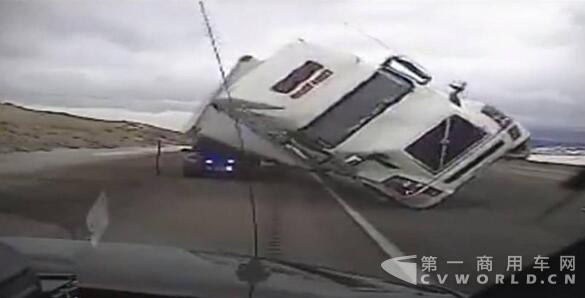 大风天气出行有危险 一美国货车压扁路边警车3.jpg