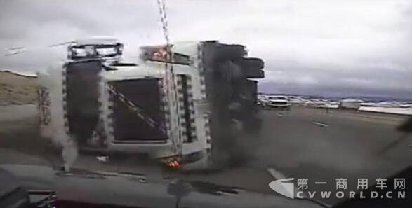 大风天气出行有危险 一美国货车压扁路边警车4.jpg