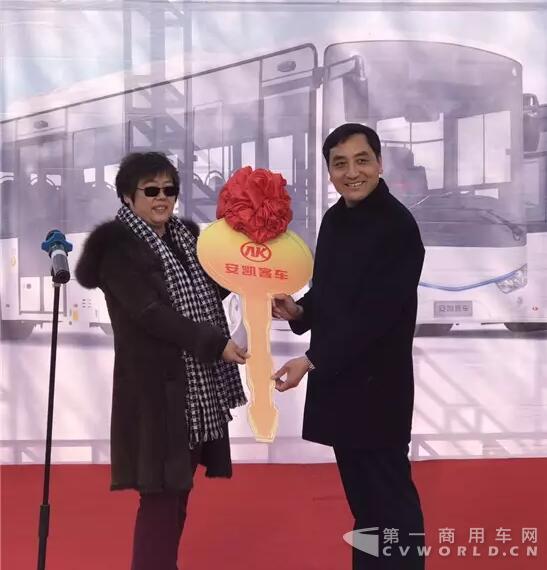 30辆安凯纯电动公交开进哈尔滨2.jpg