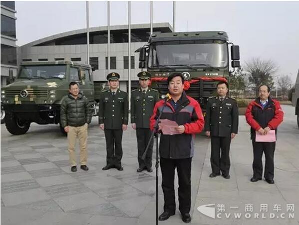 2月23日下午，陕汽控股总经理王延宏在管理中心楼前交车仪式现场将一把“金钥匙”交到武警天安门支队副支队长刘建光手中，代表陕汽向武警北京总队天安门支队成功交付了SX2300天安门广场指挥车。.jpg