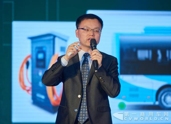 宇通客车高级产品经理周宝进行产品及技术讲解.jpg