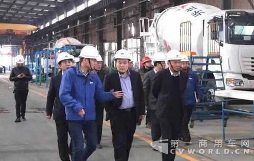 搅拌车大客户到访 首批瑞江搅拌车订单达成.jpg