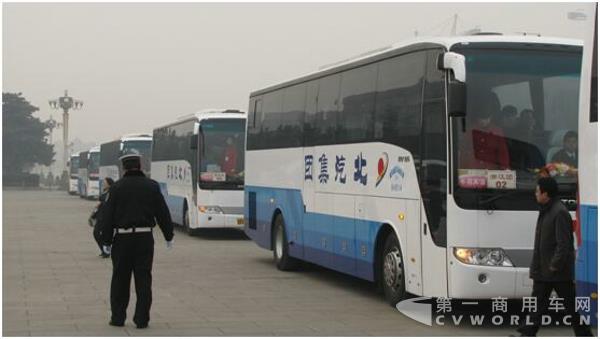 服务2008年两会的福田欧辉客车.jpg