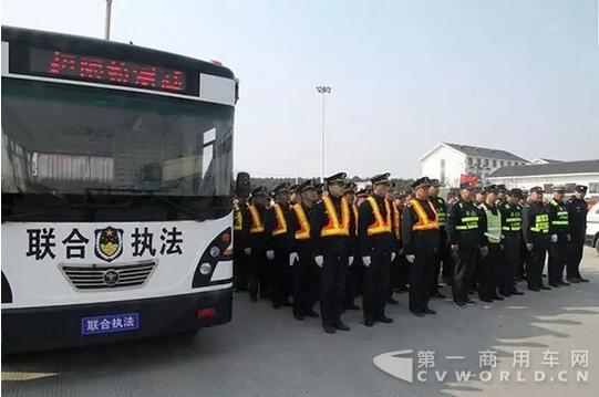 路、警联手对涉嫌超限车辆进行检查2.jpg