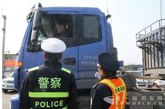 路、警联手对涉嫌超限车辆进行检查.jpg