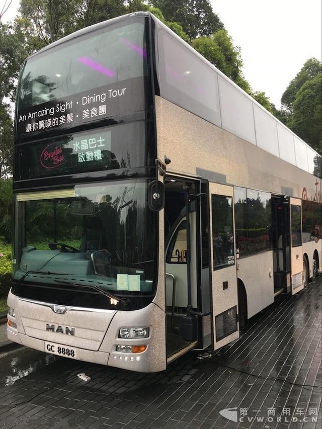 香港首辆水晶巴士登场 两小时畅游全港尝米芝莲佳肴4.jpg