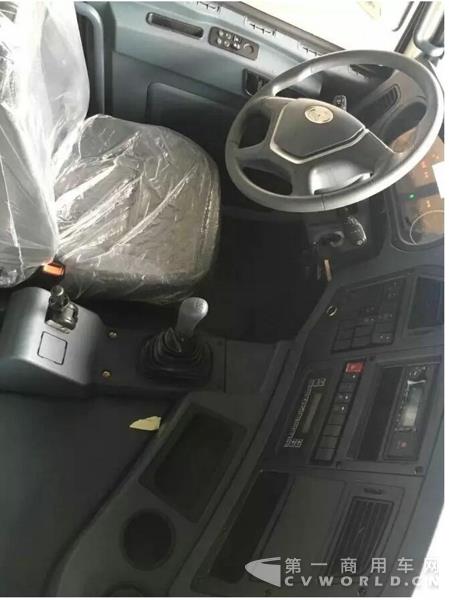 华菱星马 9米6“大单桥”厢式运输车6.jpg