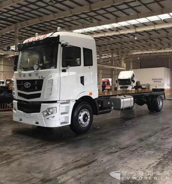 华菱星马 9米6“大单桥”厢式运输车3.jpg