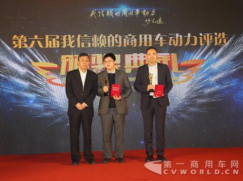 李春雷（左）为福田康明斯（右）、上菲红（中）代表颁奖.jpg