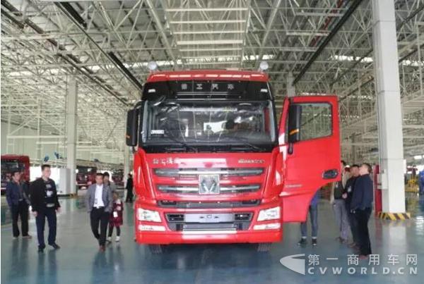 涵盖牵引车、自卸车、搅拌车 徐工重卡斩获千辆订单3.jpg