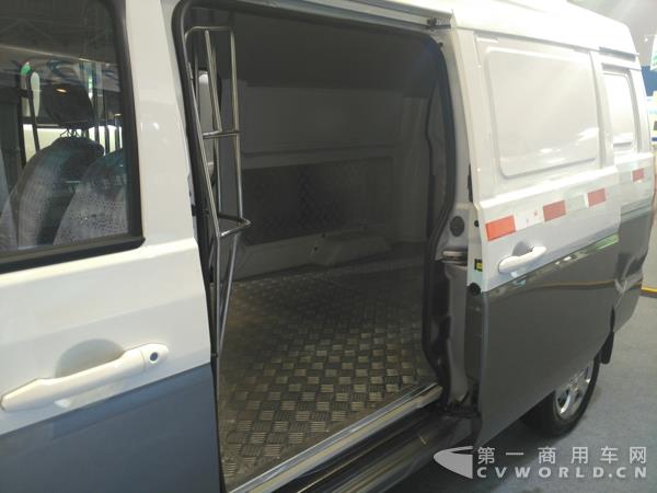 中通LCK5026XXYBEV1纯电动厢式运输车3.jpg