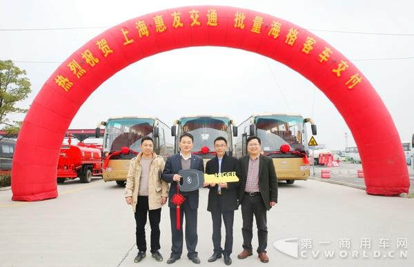 海格客车交付苏建辉（右二）.jpg
