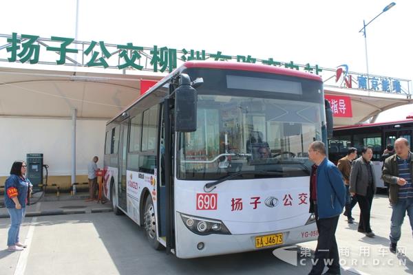 与会嘉宾参观扬子公交充电站 (2).jpg